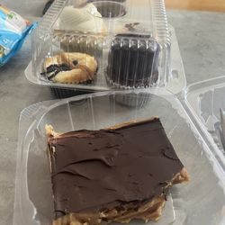 Peanut bar and cupcake assortment (cheesecake, bumpy cake and Caramel cupcake)