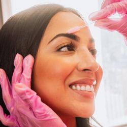 Beauty Flows - NANO BROW It is a procedure done on the eyebrow, like a micropigmentation but in a more natural way, made with organic pigments.