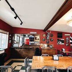Burgertown Dairy Freeze - Indoor seating
