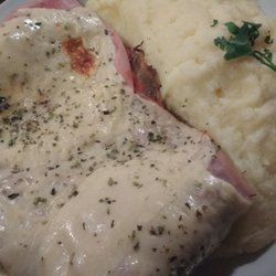 La Peña de Carlitos - Entrada de mayonesa de apio, morrón y locoto. Milanesa de llama a la napolitana con puré.