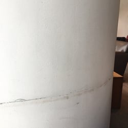 British Airways Terraces Lounge - Walls are so scruffy.