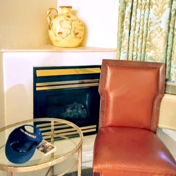 Forest Villas Hotel - 1 Chair and fireplace - Hotels Near Me - Prescott, Arizona