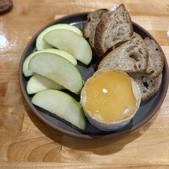 Silver Lining - Brie with Mānoa honey and green apples - Wine Bars Near Me - Honolulu, Hawaii
