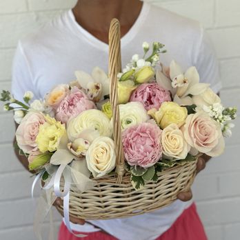 NovaPetal Flower Lab - Designer Choice Luxury Basket - Size Large. "Green and White" selection in drop-down menu. Plus added in notes: "Peach pastel-light pink". - Florists Near Me - Phoenix, Arizona NovaPetal Flower Lab - Designer Choice Luxury Basket - Size Large. "Green and White" selection in drop-down menu. Plus added in notes: "Peach pastel-light pink". - Florists Near Me - Phoenix, Arizona