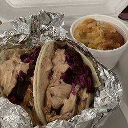 SmokeShow Southern Style BBQ - Pulled chicken taco with slaw, special sauce, and barbecue sauce with Mac&Cheese