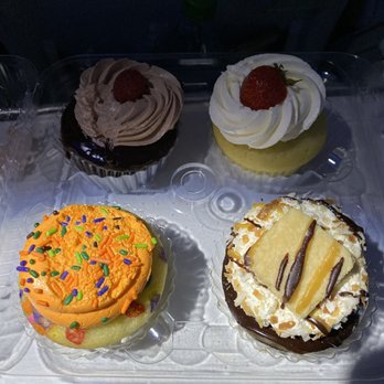 Molly's Cupcakes - Disappointing Cupcakes - Cupcakes Near Me - Chicago, Illinois Molly's Cupcakes - Disappointing Cupcakes - Cupcakes Near Me - Chicago, Illinois