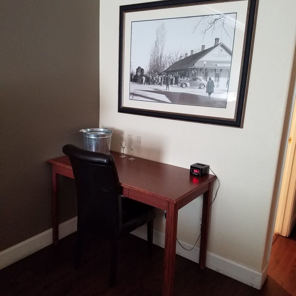 Historian Inn - Work table - Hotels Near Me - Gardnerville, Nevada Historian Inn - Work table - Hotels Near Me - Gardnerville, Nevada