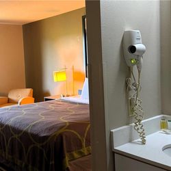 Super 8 by Wyndham Gas City Marion Area - Guest room