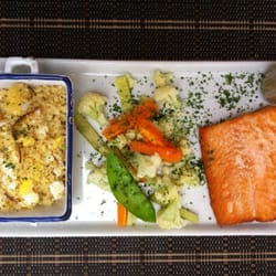Loca Como Tu Madre - Almoço: salmão com molho anciène, farofa de couscous e legumes