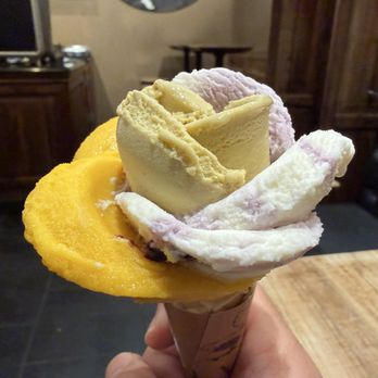 Amorino - Ice cream cone (pistachio, mango and blueberry cheesecake) - Ice Cream & Frozen Yogurt Near Me - Lisbon, 11