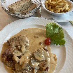 Zum alten Goten - Pork medallions w/mushroom cream sauce, French fries & a side salad