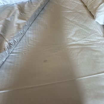 Hamilton Inn Select Beachfront - Stained, soiled sheets - Hotels Near Me - Mackinaw City, Michigan