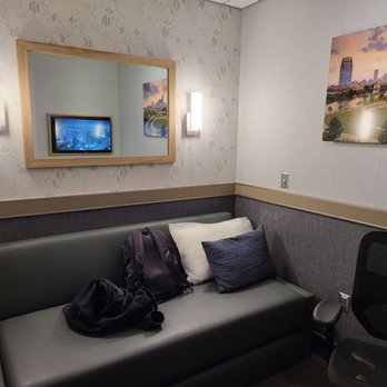 Minute Suites - couch and a mirror in a waiting room - Airport Lounges Near Me - Nashville, Tennessee Minute Suites - couch and a mirror in a waiting room - Airport Lounges Near Me - Nashville, Tennessee