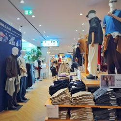 Uniqlo - UNIQLO opéra