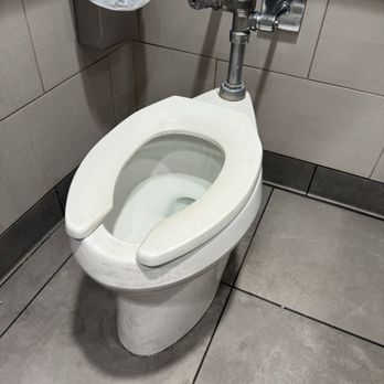 Farmer Boys - Dirty toilet and dirty sink - Breakfast & Brunch Near Me - Las Vegas, Nevada Farmer Boys - Dirty toilet and dirty sink - Breakfast & Brunch Near Me - Las Vegas, Nevada
