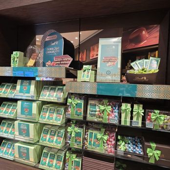 Lindt - Chocolatiers & Shops Near Me - Barcelona, B