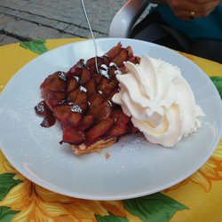 Cafe Schmid - Ein "Stückchen" Pflaumenkuchen. Der Teller ist übrigens ein Essteller.