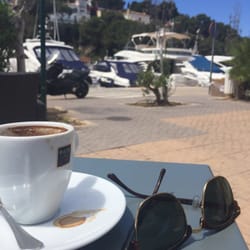 Eolo - Nice cafe with cool view of the local yachts