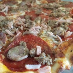 Boo's Ice House & Dog Bar - Best in Show - pepperoni, house-made sausage, green peppers, onions, mushrooms
