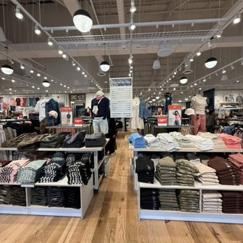 American Eagle & Aerie Outlet - Outlet Stores Near Me - Central Valley, New York