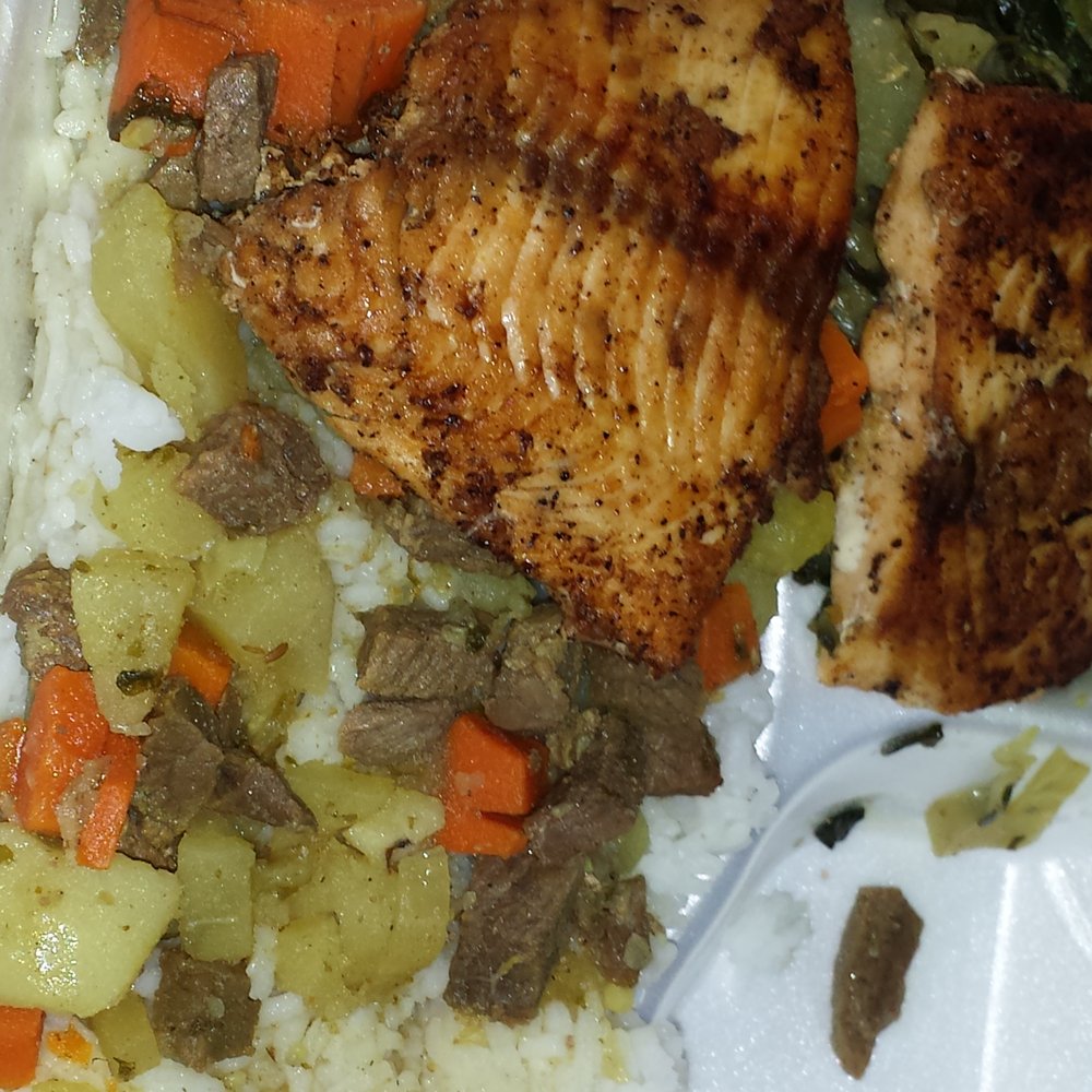 Mogadishu Restaurant - Fish with rice and spinach for $6! - African Near Me - Chicago, Illinois