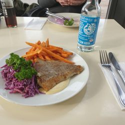 Erfrischungsraum Brandshof - Catfish mit red coleslaw und sweet fries