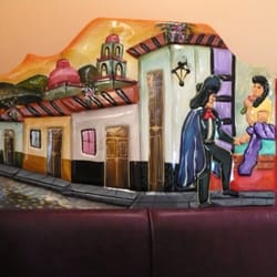 El Pipil - The booths are as gaudy as those at La Tonalteca.