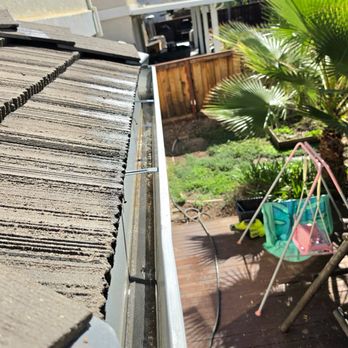 De Oliveira Services - Clean gutters - Solar Panel Cleaning Near Me - Antioch, California De Oliveira Services - Clean gutters - Solar Panel Cleaning Near Me - Antioch, California