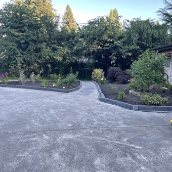 J Zamora Construction - Edging and pathway installed around flower bed - Landscape Architects or Designers Near Me - Covington, Washington