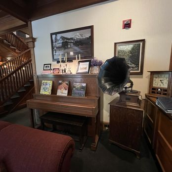 McCloud Hotel - McCloud Hotel Living Room/lobby - Hotels Near Me - McCloud, California