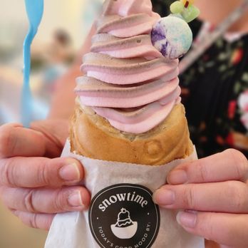 Snowtime - Taiyaki with Strawberry and Chocolate Swirl - Desserts Near Me - Campbell, California