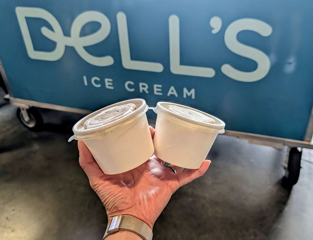 Dell's Homemade Ice Cream & Coffee Logo