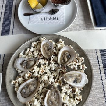 Le Hobbit - Fresh oysters - French Near Me - Quebec City, Quebec