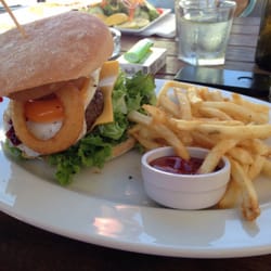 The Boardwalk - Super leckerer Burger in der Abendsonne! Eine sehr schöne Terrasse!