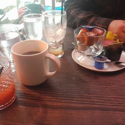 Sat down at 11:04am, photo taken at 11:50am and still waiting for food to arrive.