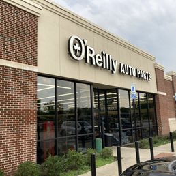 Exterior outside entrance of O'Reilly Auto Parts - front of shop, sporting Collierville's required sign color scheme - Collierville, Tennessee Exterior outside entrance of O'Reilly Auto Parts - front of shop, sporting Collierville's required sign color scheme - Collierville, Tennessee