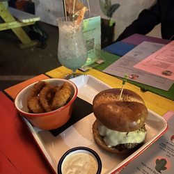Jungle - Burger and onion rings