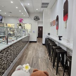 The Paleta Bar - Shanghai Plaza - Clean, well-lit, and has counter seating and convenient restroom