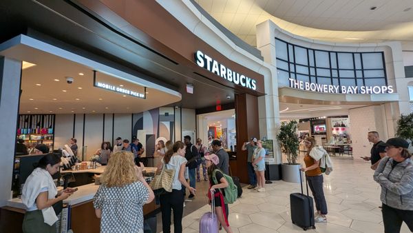 LaGuardia Airport/Terminal B by null