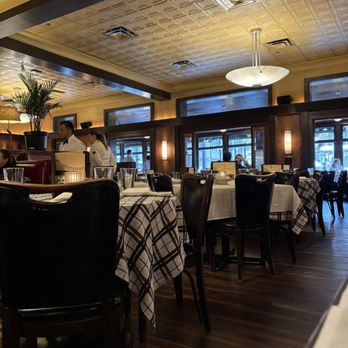 Gibsons Bar & Steakhouse - Dining area - Steakhouses Near Me - Chicago, Illinois