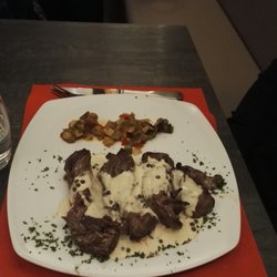 Le Cordon Rouge - La spécialité "le cordon rouge". C'est un cordon bleu de faux-filet enrobant du foi gras et du jambon cru. Petite faim s'abstenir !