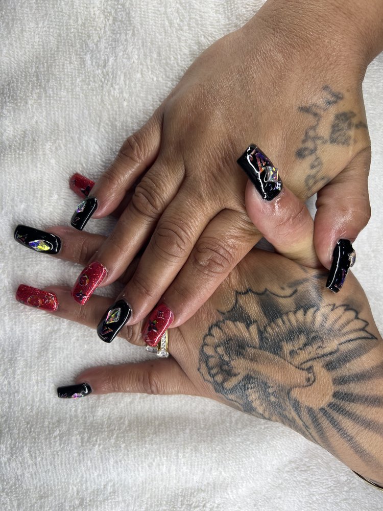 T Nail Spa Logo