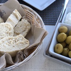 L‘illa - Brot, Oliven, Aioli