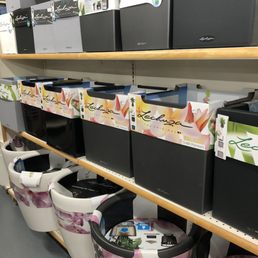 They have Lechuza planters!!! And yes it comes with lechuza.