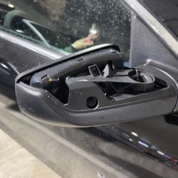 Avis - Inoperable passenger side mirror missing housing.