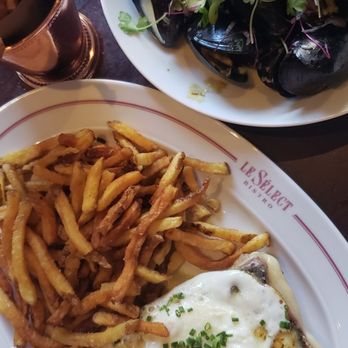 Le Sélect Bistro - Croque madame and moules frites - French Near Me - Toronto, Ontario Le Sélect Bistro - Croque madame and moules frites - French Near Me - Toronto, Ontario