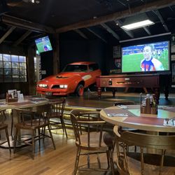 Sheraton Skyline Hotel London Heathrow - Sports bar.