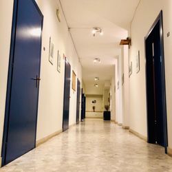 ILS International Language School - Hallway with classrooms - corridoio con le porte alle varie aule