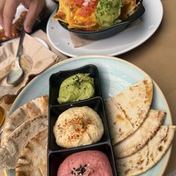 Montroig - Hummus & nachos
