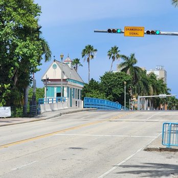 Atlantic Avenue Crossing - Landmarks & Historical Buildings Near Me - Delray Beach, Florida